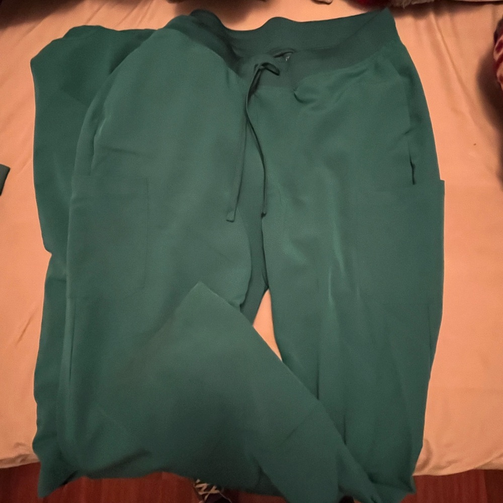 Mandela scrubs hunter green
